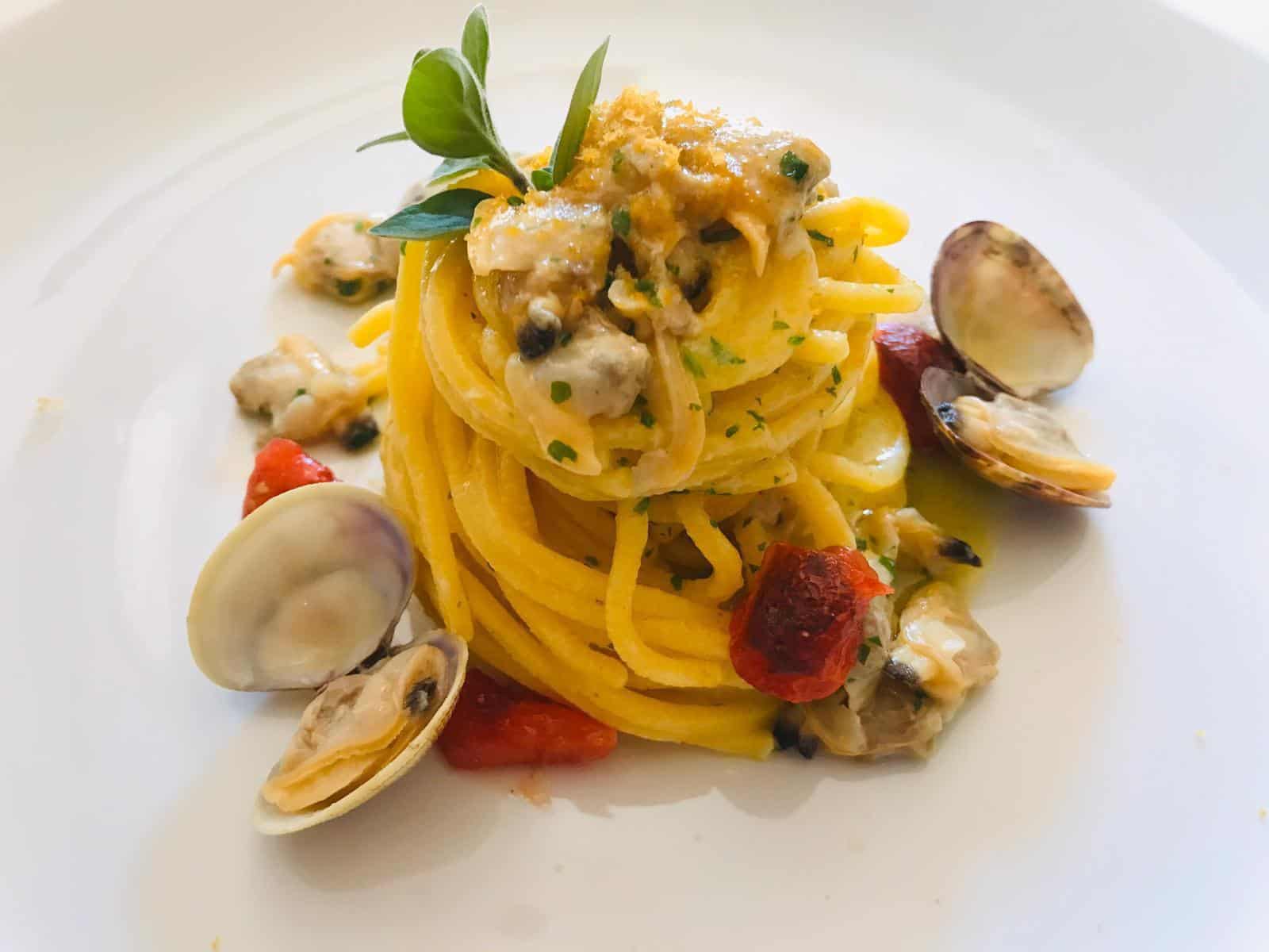 Ricetta Spaghetti alla chitarra con vongole,bottarga e datterino arrostito